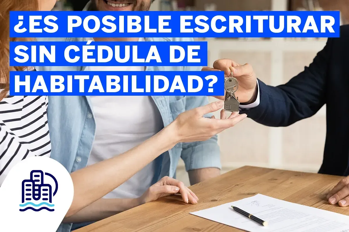 Pareja recibe llaves de casa. Texto: "¿Es posible escriturar sin cédula de habitabilidad?".