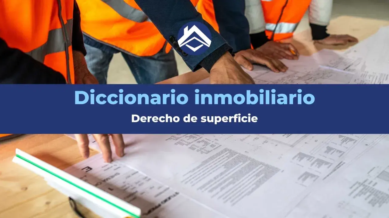 Manos revisando planos de construcción, discutiendo el derecho de superficie.