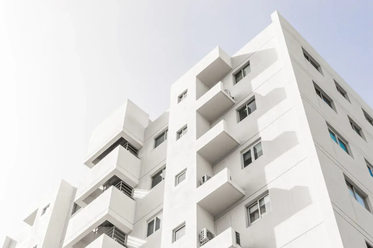 Edificio blanco moderno con balcones escalonados y ventanas. La **irph situación actual** se refleja en la arquitectura limpia y funcional.