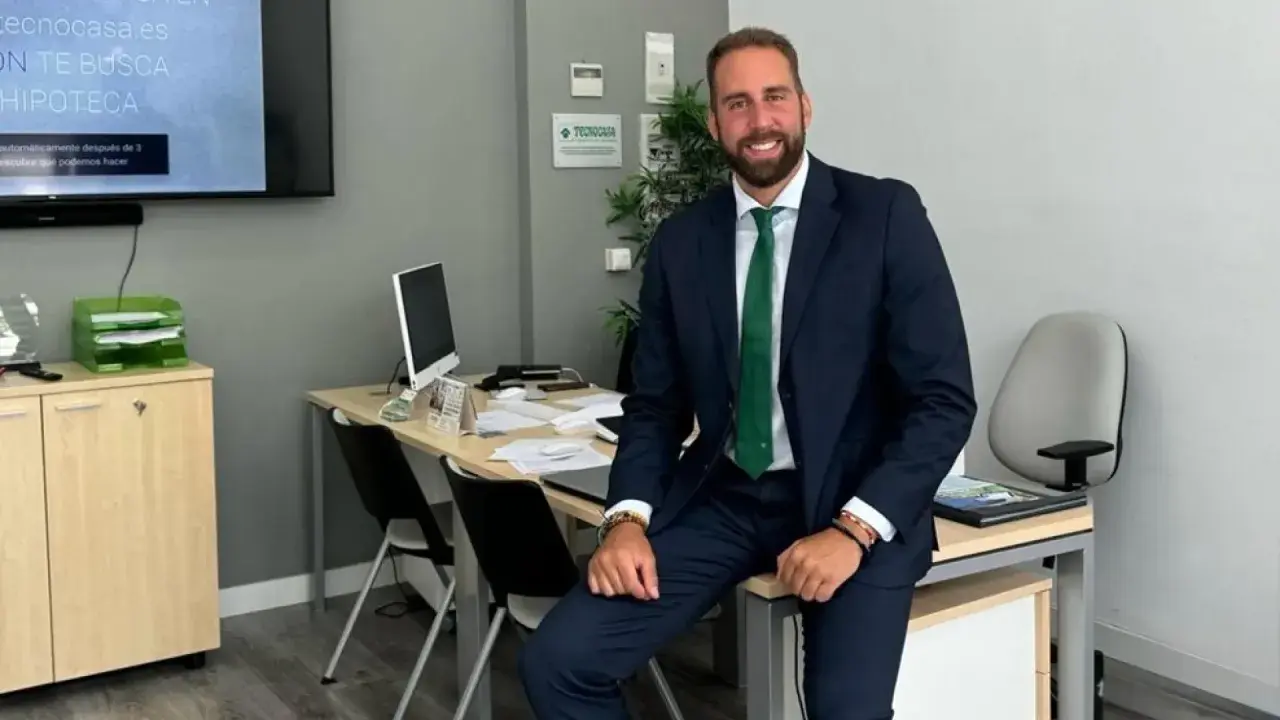 Agente de Tecnocasa, agencia inmobiliaria, sonríe en su oficina. Las reseñas de clientes avalan su profesionalidad.