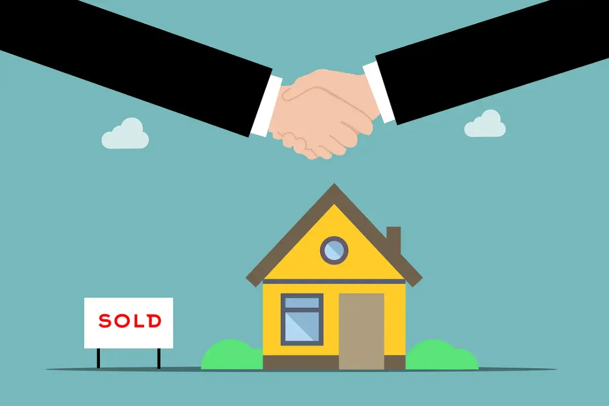 A handshake seals the deal on a yellow house with a "SOLD" sign. This signifies successful property transactions and the associated honorarios inmobiliaria.