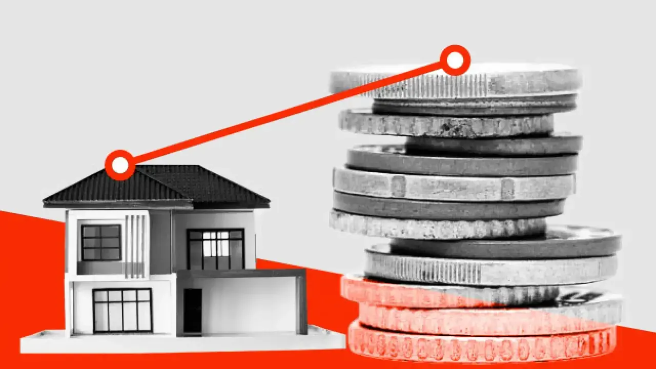 Casa y pila de monedas con línea ascendente. El impuesto segunda vivienda puede afectar tus finanzas.