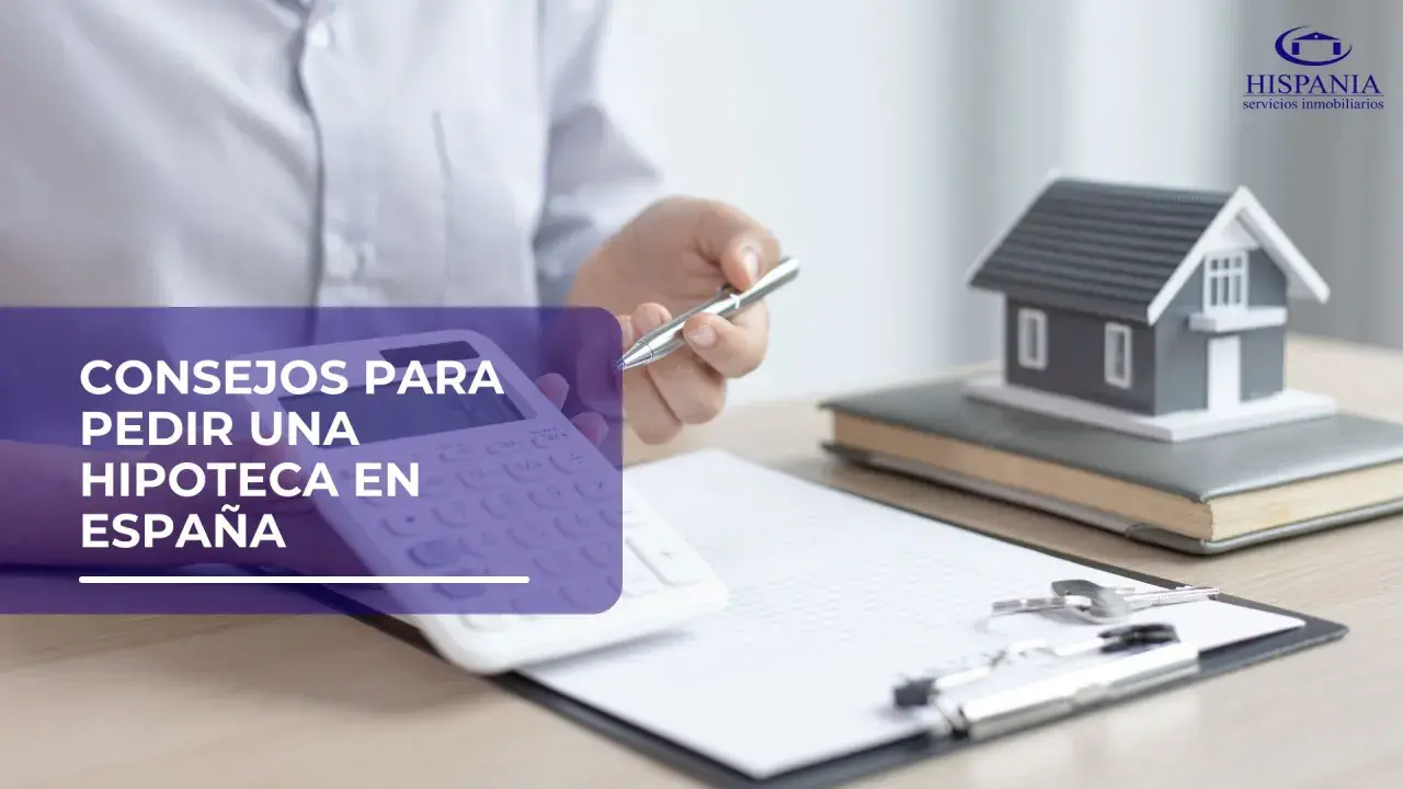 Calculadora, casa modelo y llaves sobre documentos, sugiriendo consejos para la ley hipotecaria en España.