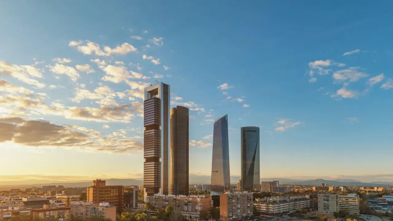 Las Cuatro Torres y el skyline de Madrid al atardecer, un reflejo de los mejores barrios de Madrid.