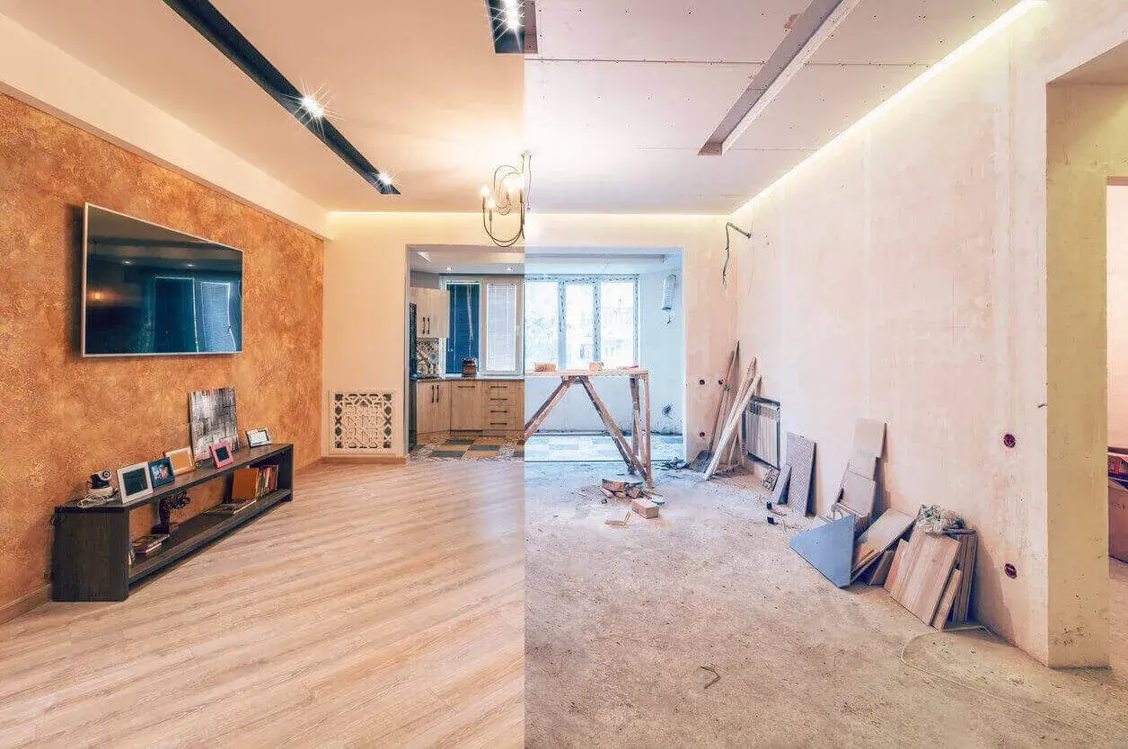 Un lado muestra un salón moderno y amueblado, el otro, una obra en proceso. Un claro ejemplo de cambio de uso y renovación.