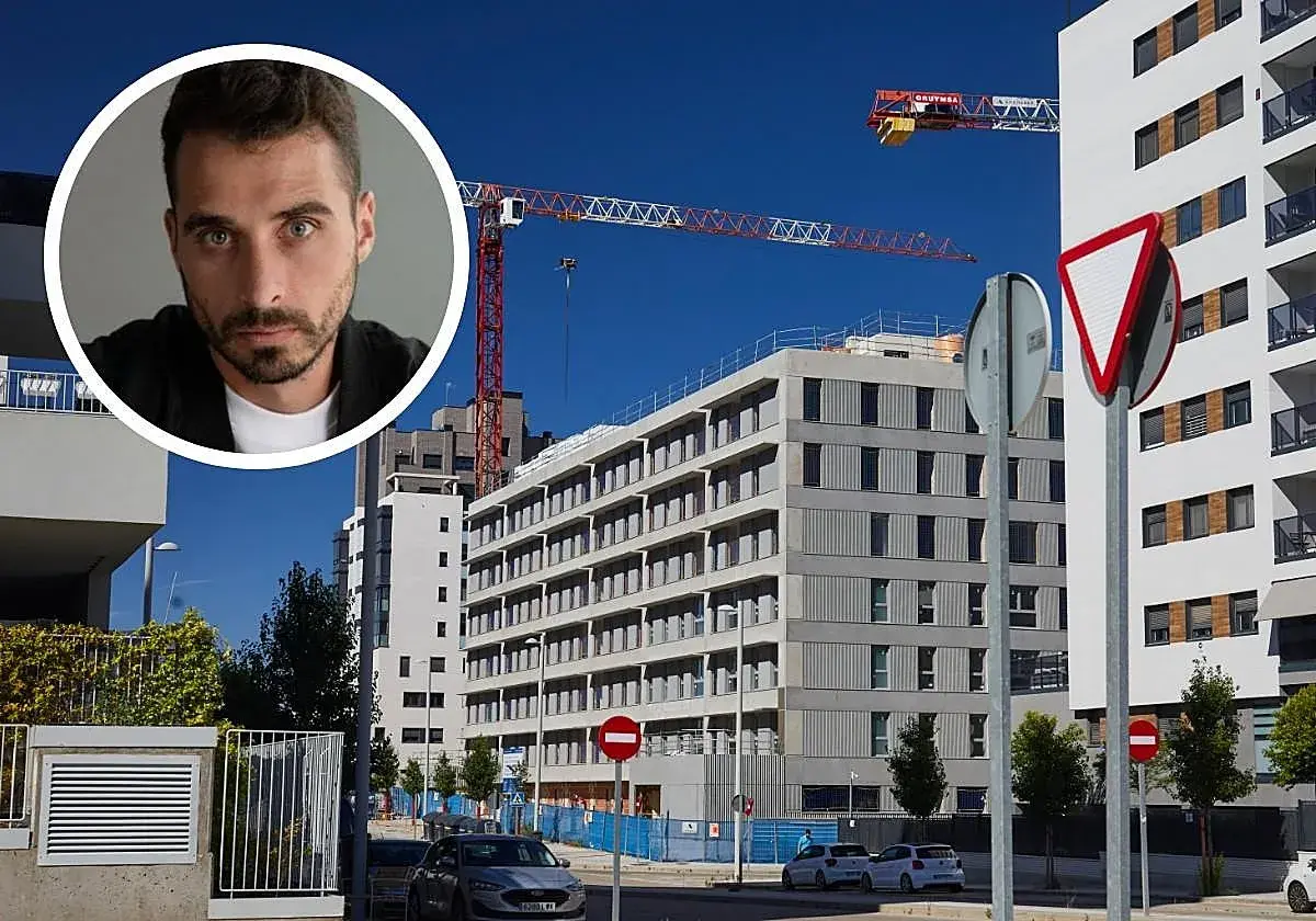 Un hombre mira hacia la cámara con edificios modernos y grúas de construcción de fondo, reflejando el dinamismo del mercado inmobiliario.