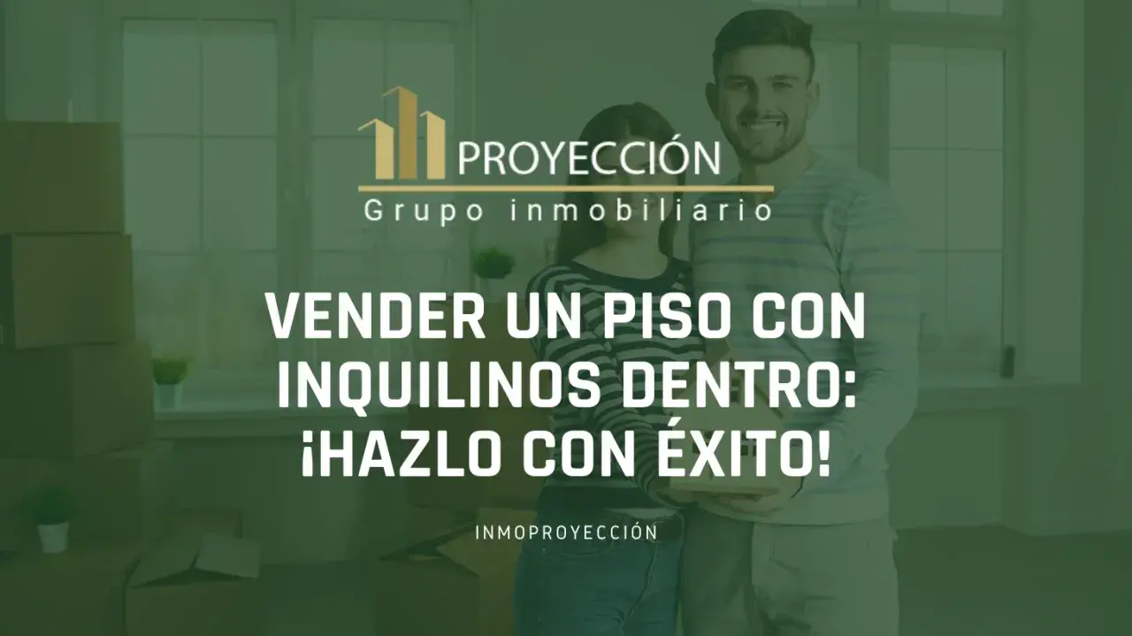 Pareja sonriente con cajas de mudanza. Texto: "Vender un piso con inquilinos dentro: ¡Hazlo con éxito!".