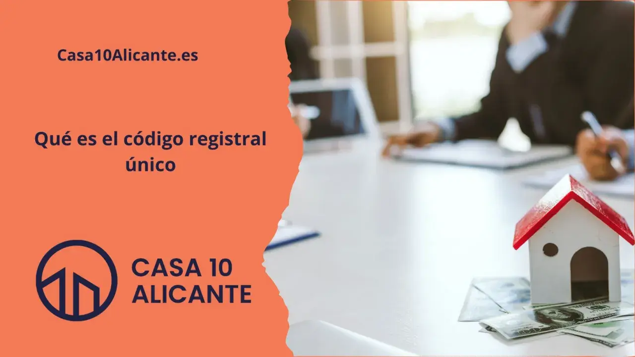 Casa10Alicante.es explica el código registral único. Una casa de juguete sobre dinero, con personas en el fondo, sugiere una transacción inmobiliaria.