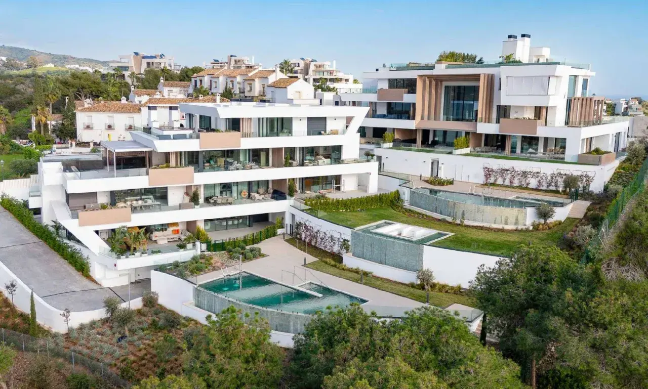 Modernos tipos de casas con piscinas en cascada y terrazas amplias, rodeadas de vegetación y vistas al mar.