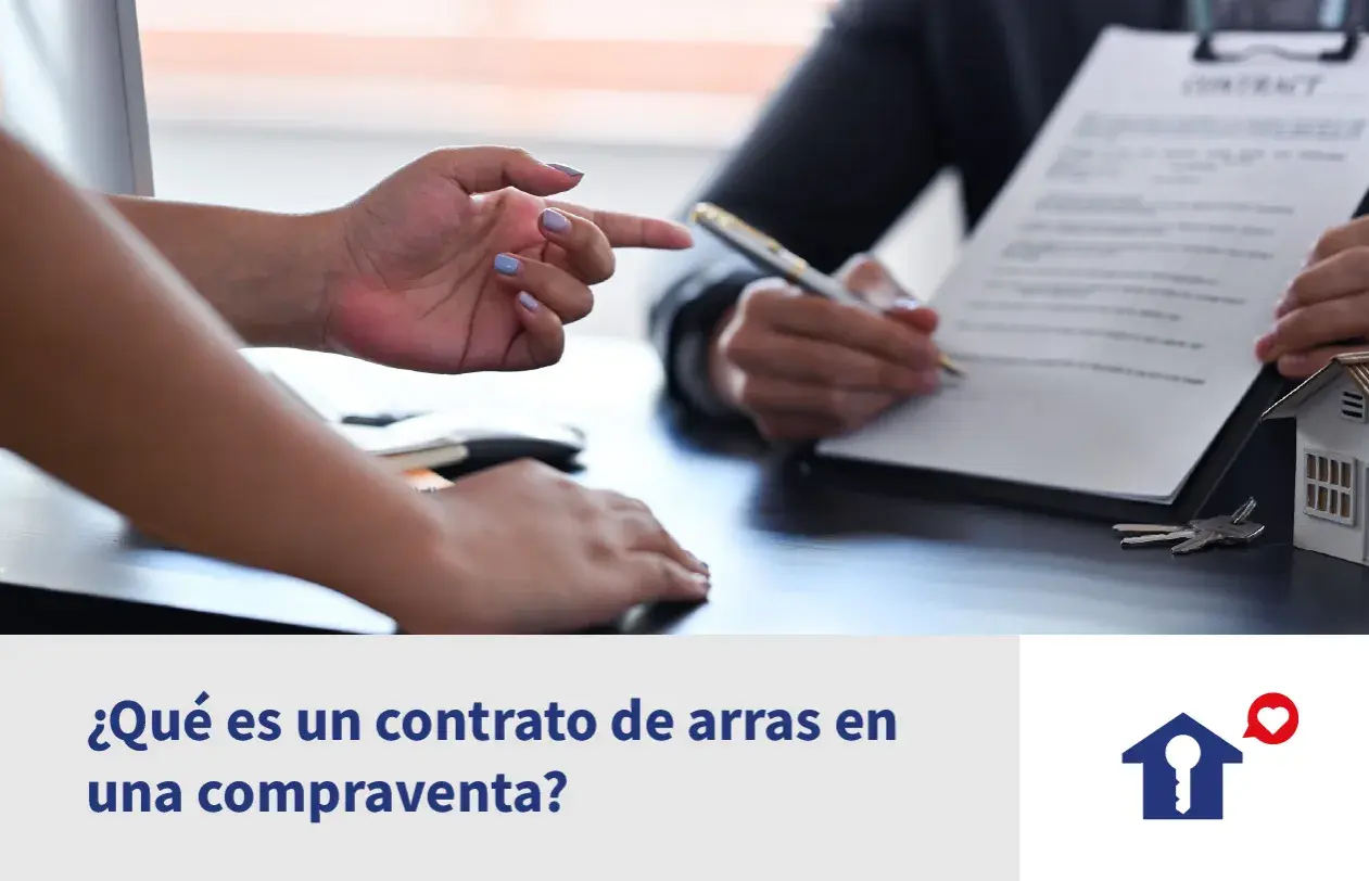 Manos firmando un contrato de arras, símbolo de un acuerdo inmobiliario.