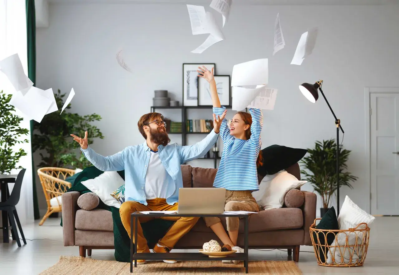 Pareja celebra lanzando papeles al aire, quizás tras leer buenas gradual homes opiniones.