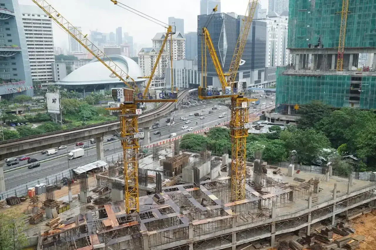 Grúas amarillas en obra de construcción urbana. La tasación del solar urbano avanza con la edificación de rascacielos.
