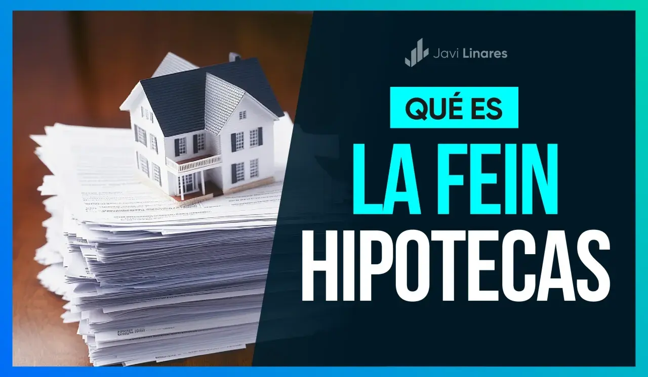 Maqueta de casa sobre montón de papeles. El banco no me da la fein para la hipoteca.