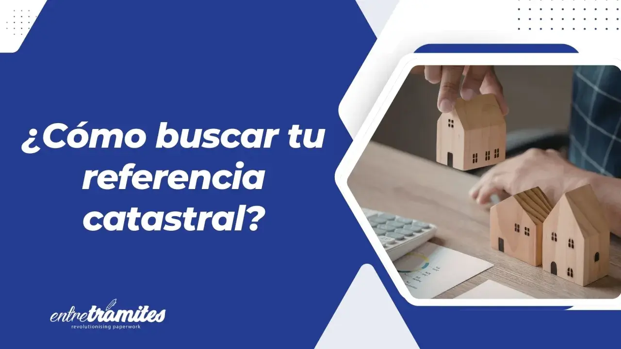 ¿Cómo buscar tu referencia catastral? Manos con casas de madera, calculadora y gráficos.