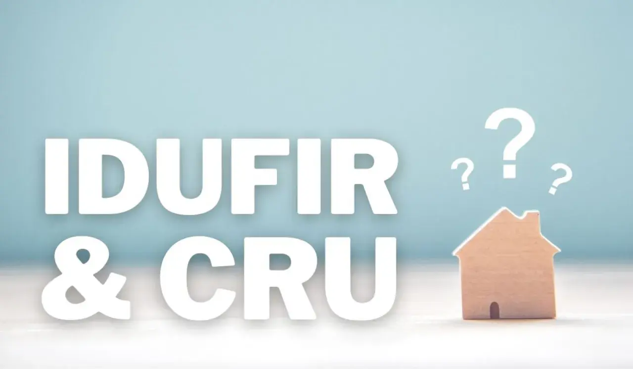 ¿Qué es el CRU de una finca? Texto "IDUFIR & CRU" junto a una casa de madera y signos de interrogación.