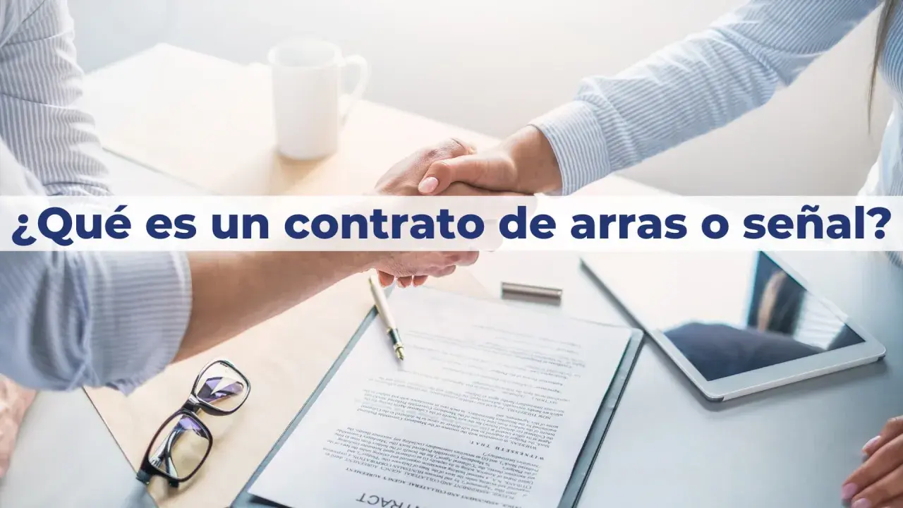 Apretón de manos sobre un contrato, con gafas y tablet. El texto pregunta: "¿Qué es un contrato de arras o señal?".