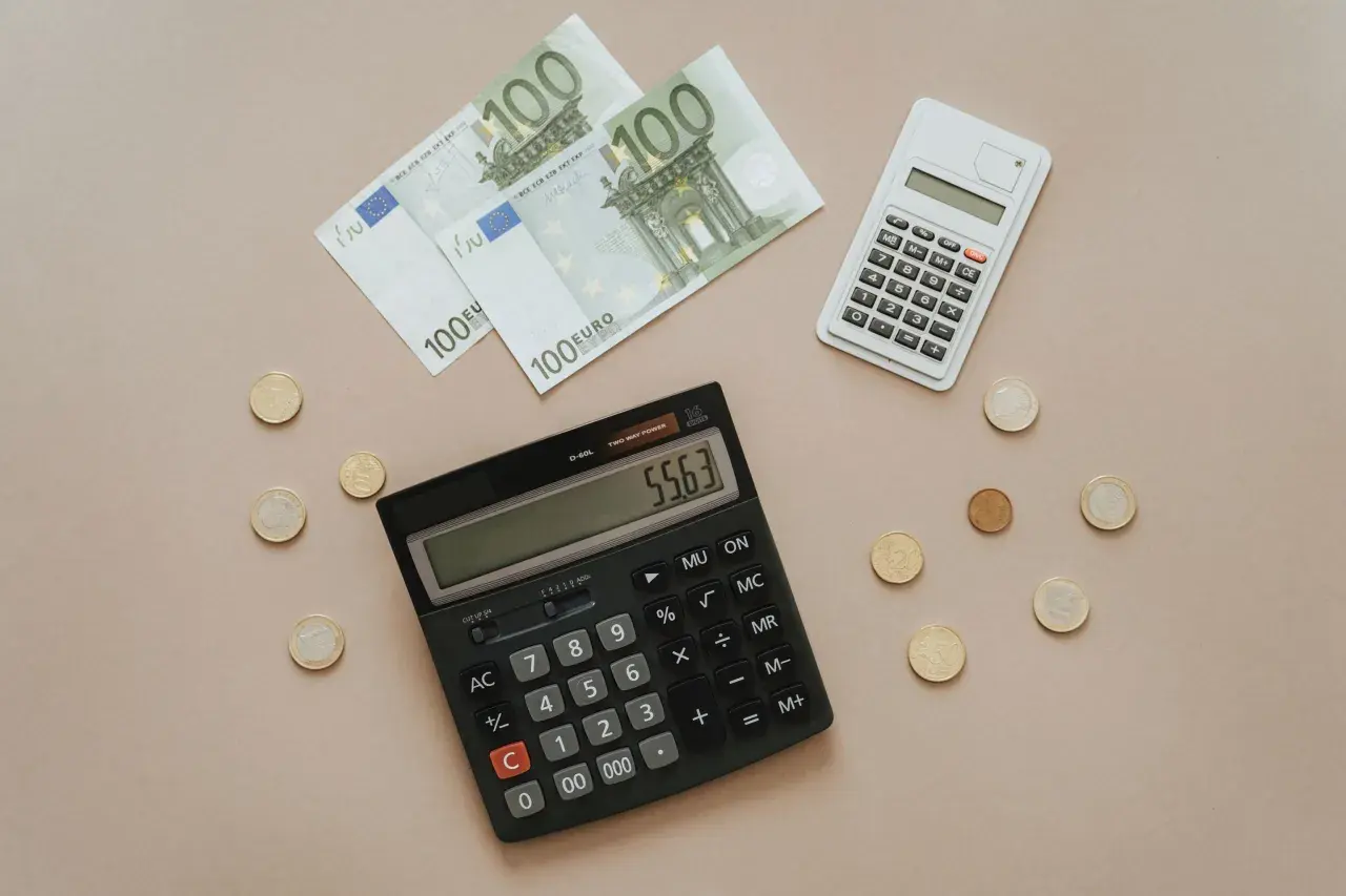 Billetes de 100 euros, monedas y calculadoras sugieren una revisión hipoteca.
