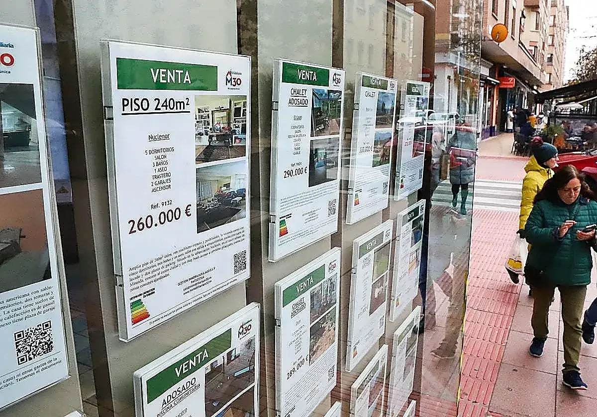 Anuncios de venta de pisos y chalets en escaparate. Se puede pujar por debajo del valor de subasta de este piso de 240m² por 260.000€.