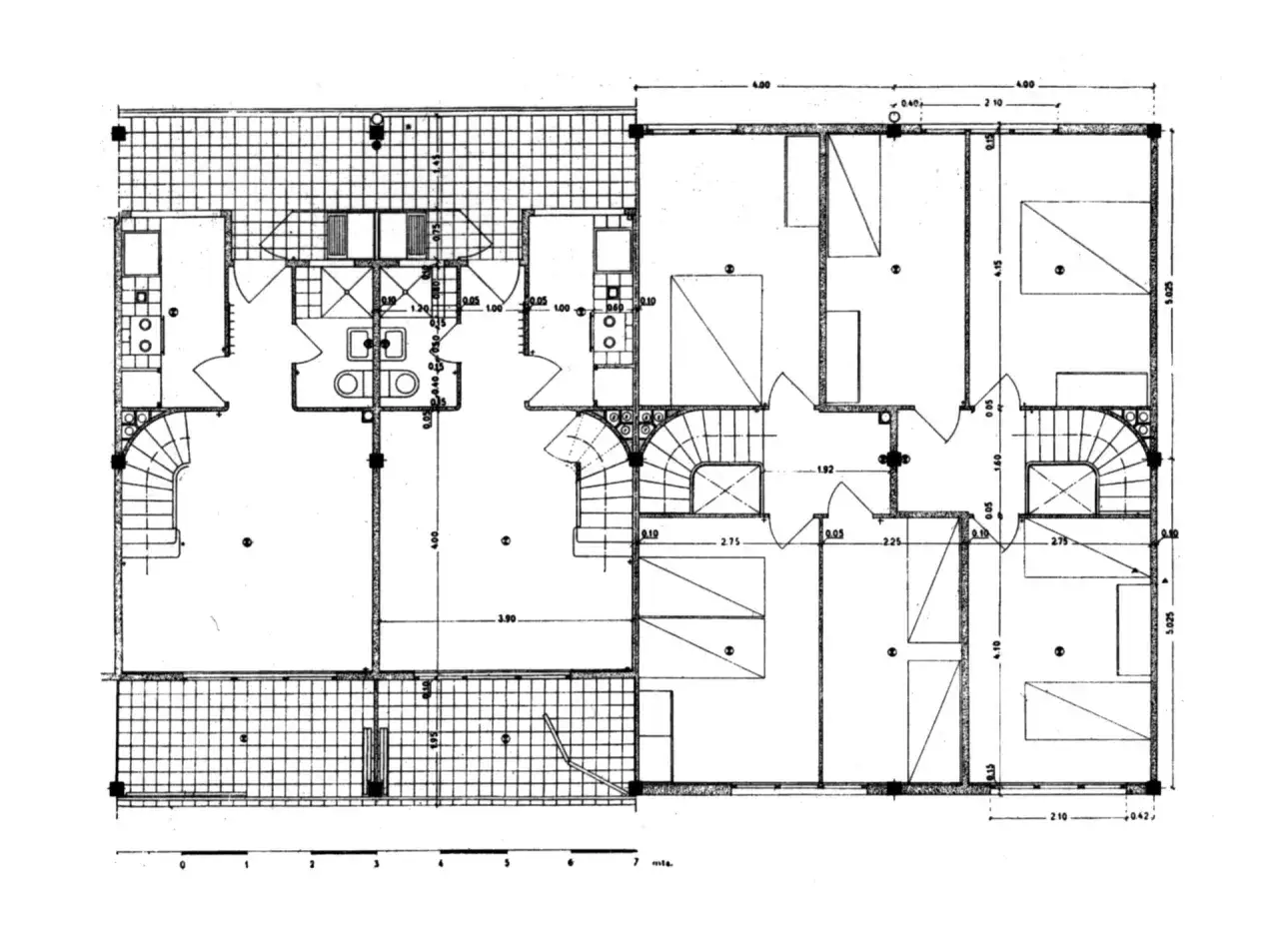 Plano arquitectónico detallado de una vivienda, mostrando distribución de habitaciones, escaleras y medidas. Ideal para saber como conseguir los planos de mi casa.