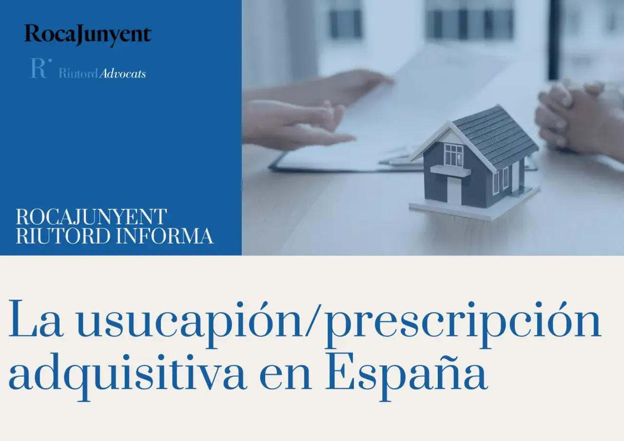 Manos sobre un documento y una maqueta de casa, simbolizando la usucapión en España.