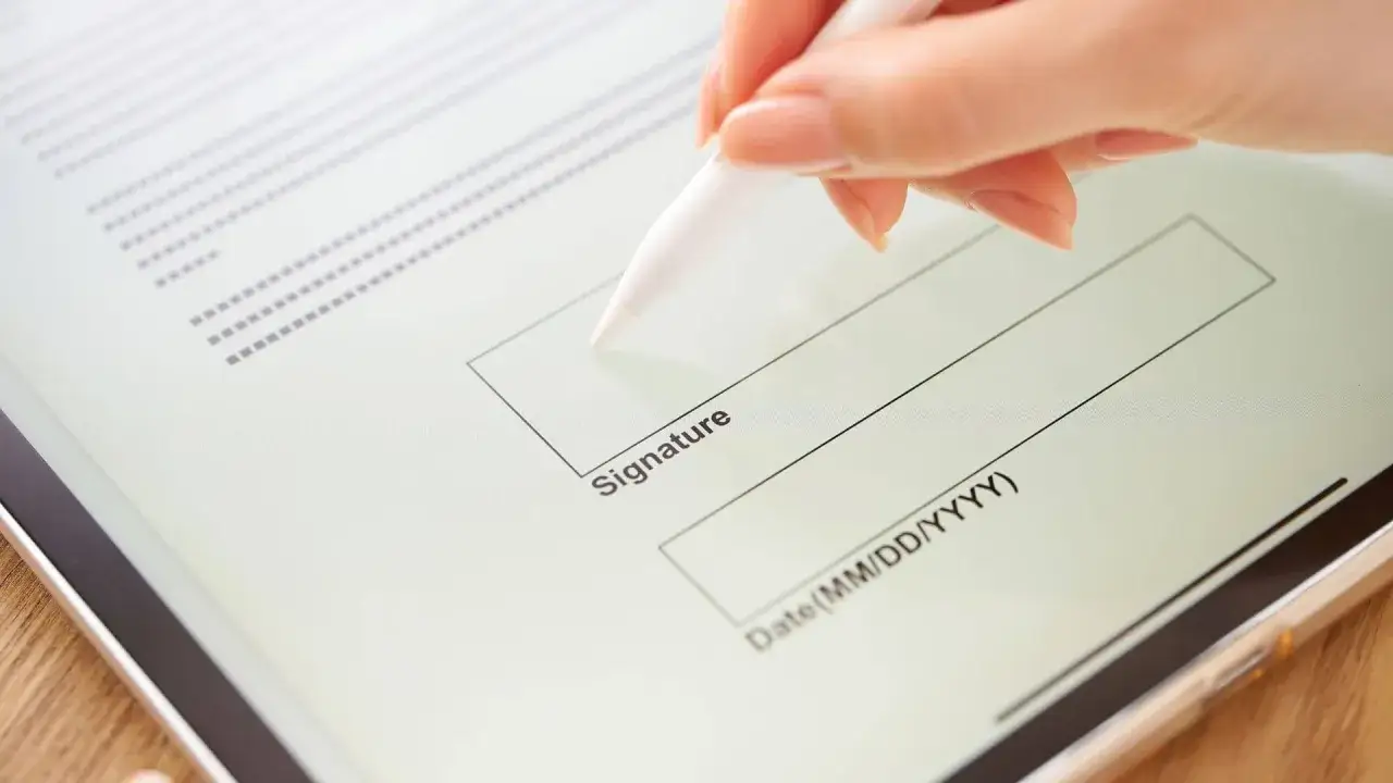 Firma digital de un contrato de alquiler, cumpliendo con la ley de arrendamientos urbanos.