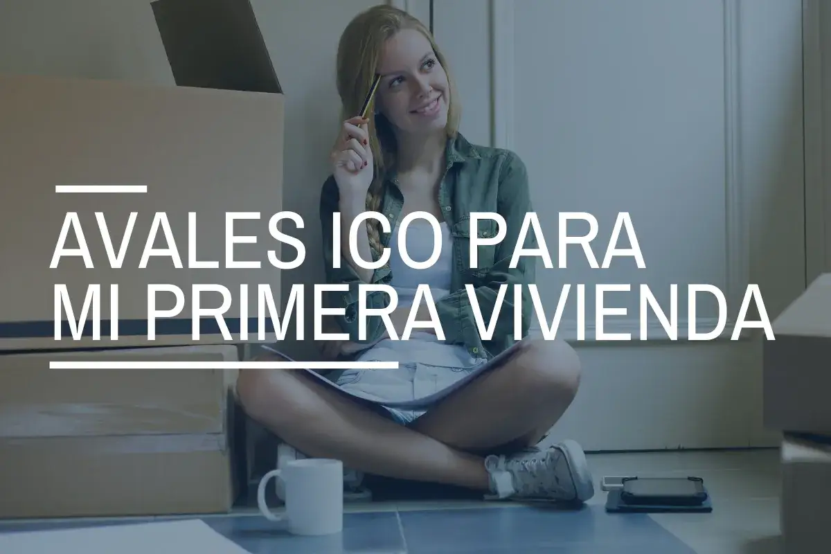 Joven pensando en su futuro hogar, rodeada de cajas de mudanza. El texto indica 