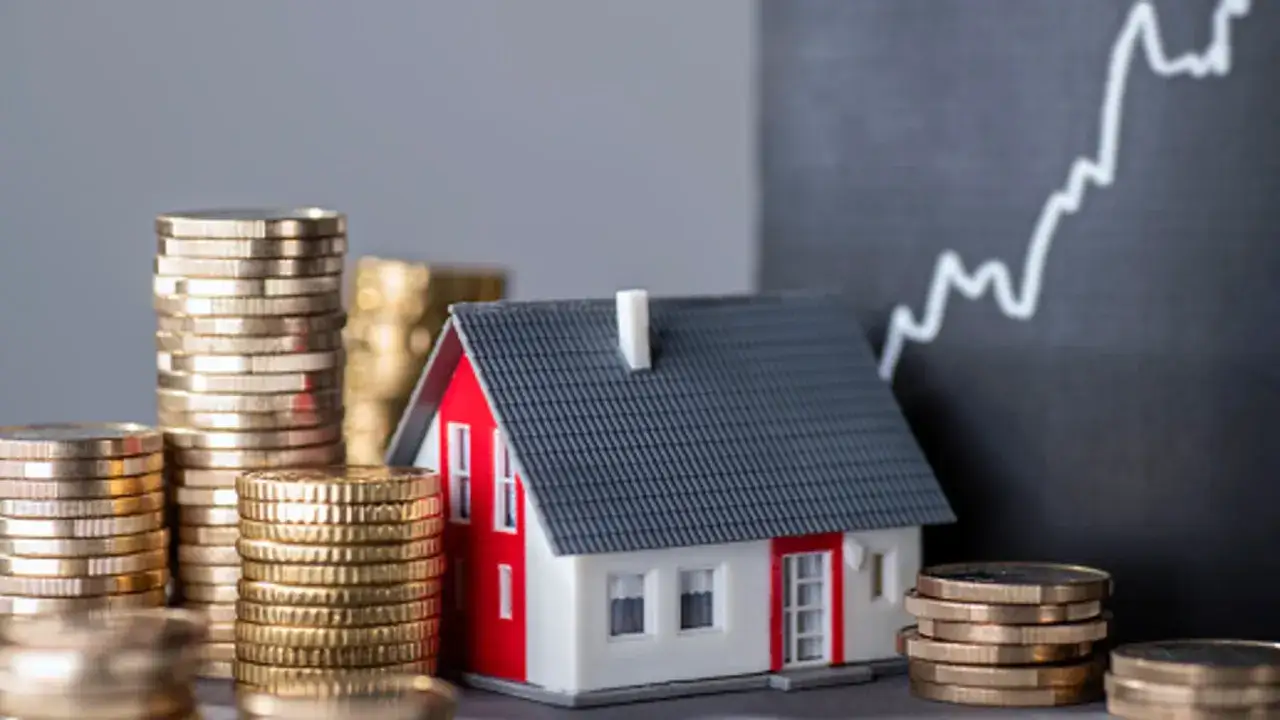 Casa modelo con pilas de monedas y gráfico ascendente, ilustrando que impuestos se pagan al vender una casa.