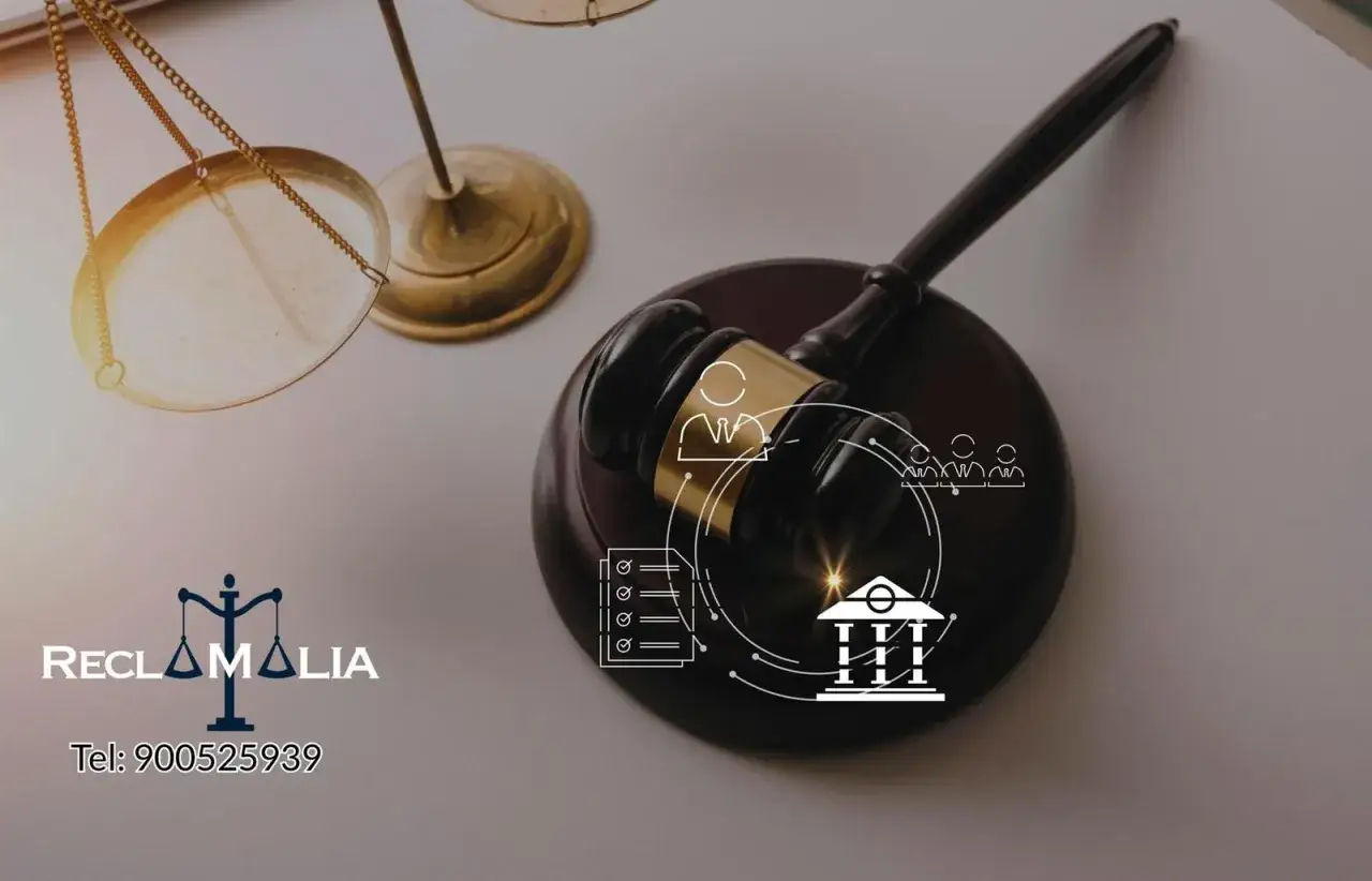 Martillo de juez y balanza de la justicia, símbolos legales. Si tienes problemas de multipropiedad, Reclamalia te ayuda.