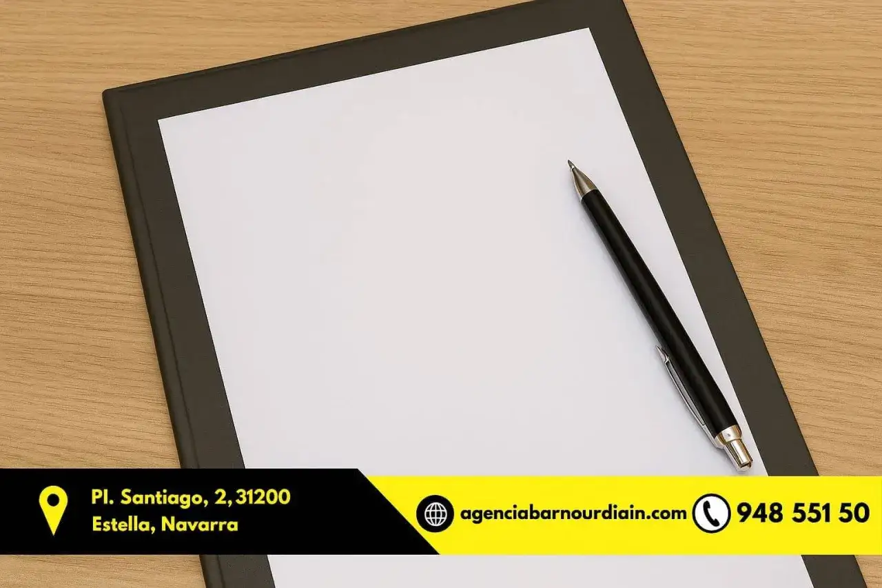 Bolígrafo sobre papel en blanco, listo para firmar un contrato de arras modelo. Información de contacto de la agencia en la parte inferior.