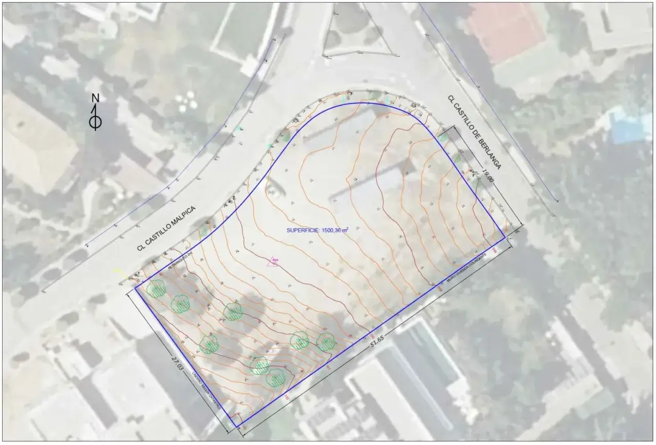 Plano de levantamiento topográfico de un terreno con curvas de nivel, indicando linderos y superficie de 1500,36 m².