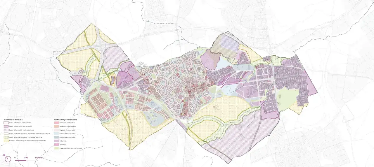 Mapa de zonificación urbana con áreas de recalificar terreno, mostrando usos residenciales, industriales y espacios verdes.