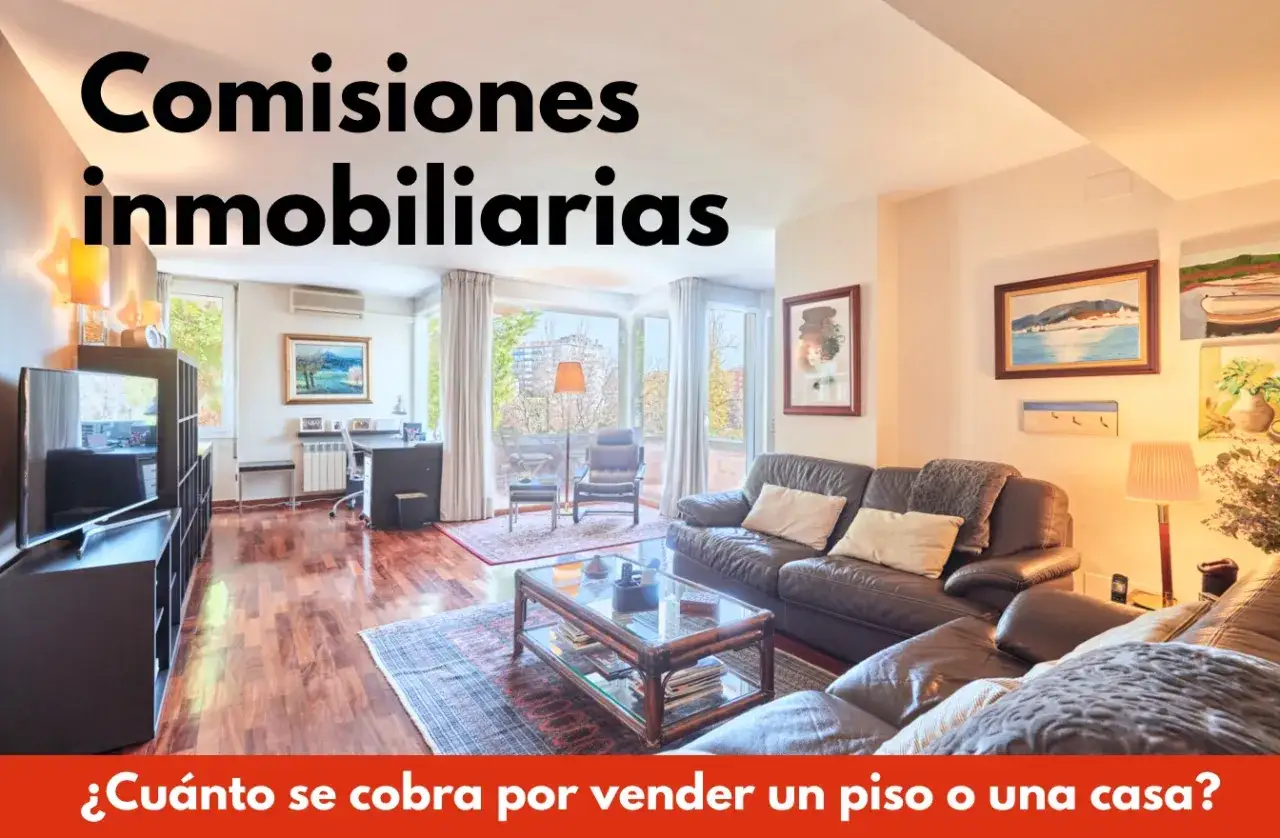 Salón moderno con sofás de cuero y mesa de centro. El texto pregunta: ¿Cuánto cobra Tecnocasa por vender un piso?
