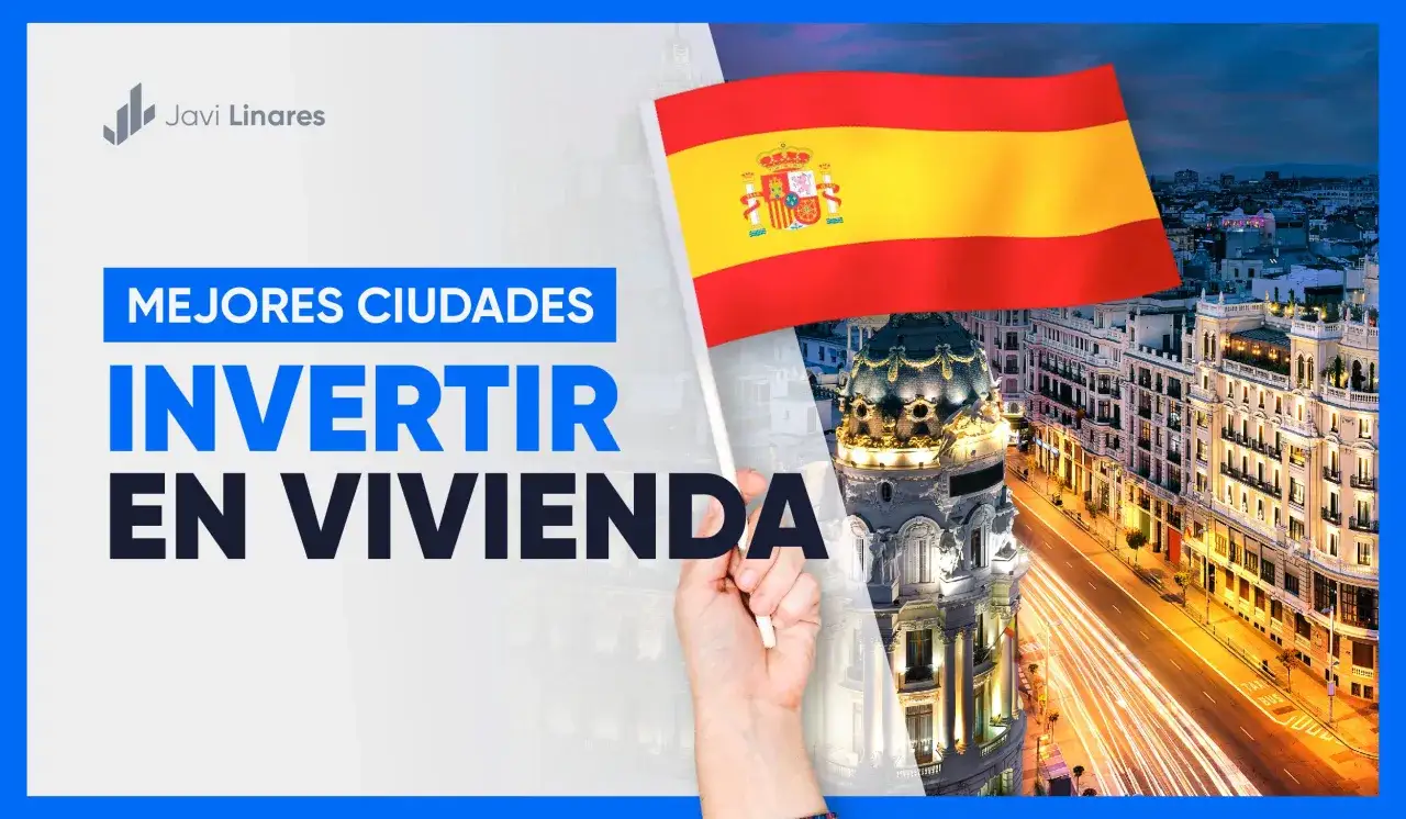 Bandera de España ondeando sobre edificios iluminados. Texto: 