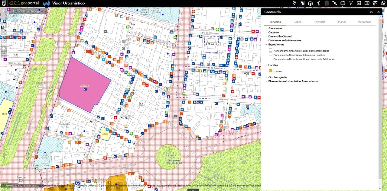 Mapa de la ciudad con información de planeamiento urbanístico, mostrando calles, edificios y áreas verdes. El visor muestra capas de información y detalles de la ficha urbanística.