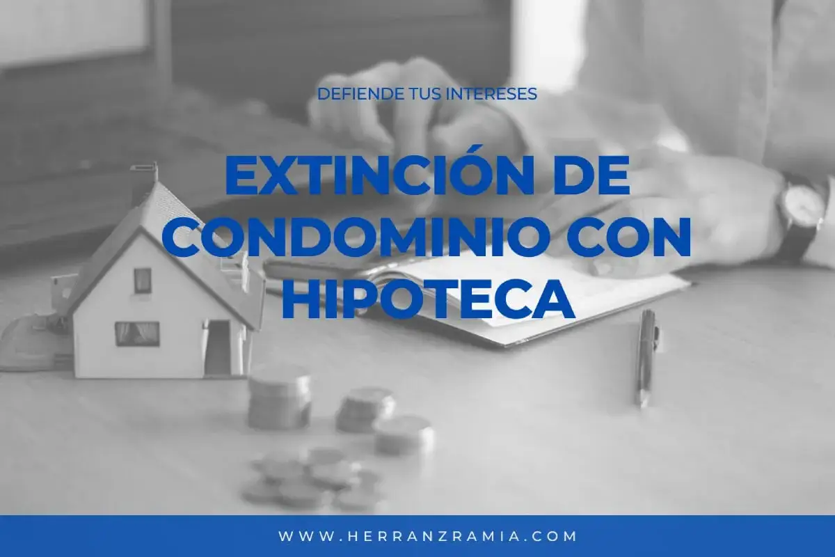 Modelo de casa, monedas y texto 