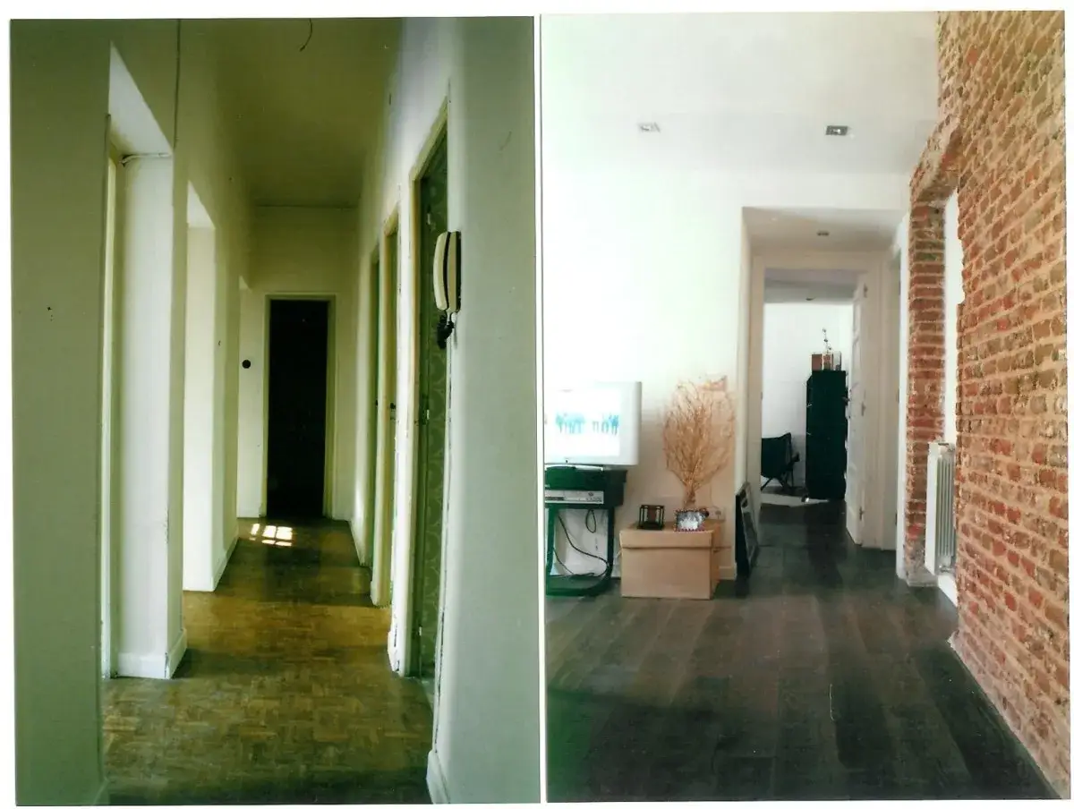 Pasillo antes y después. El antes muestra un pasillo con suelo de parquet y paredes blancas. El después, un pasillo moderno con pared de ladrillo visto y suelo de madera oscura. Clikalia opiniones sobre la reforma.