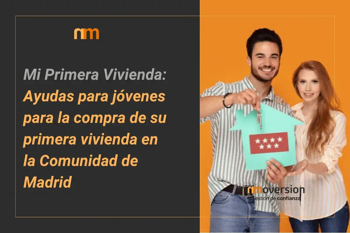 Jóvenes celebran con llaves y casa de cartón, buscando ayuda hipoteca jóvenes para su primera vivienda en Madrid.
