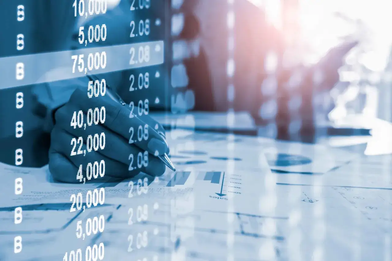 Análisis de comisiones bancarias para comunidades de propietarios. Mano revisa cifras financieras y gráficos.