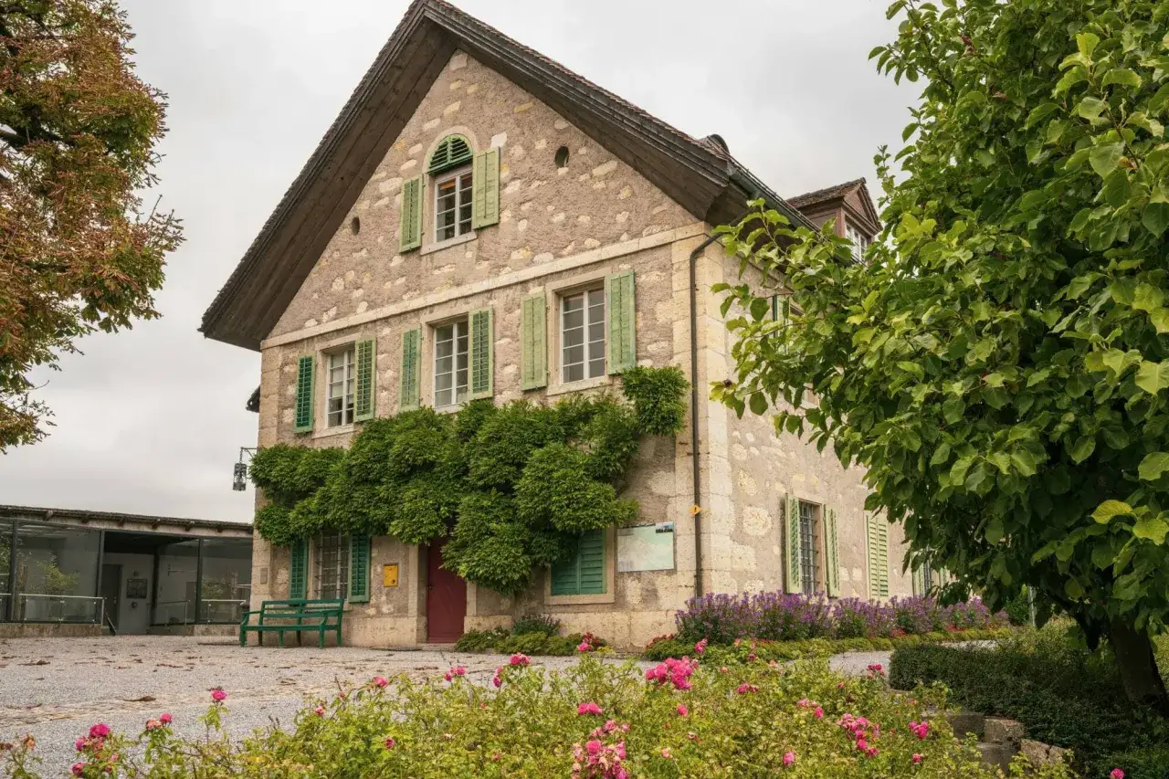 Casa antigua con enredaderas y flores. El precio de la declaración de obra nueva antigua puede variar según la reforma.